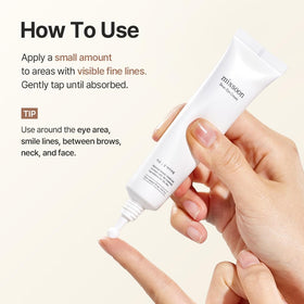Application de la crème contour des yeux mixsoon sur le contour des yeux