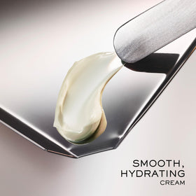 Application de la crème contour des yeux sur la peau