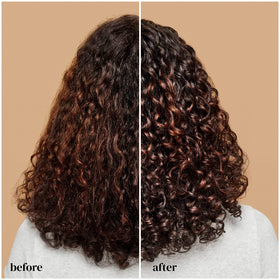 Application de la crème de coiffage Ouidad sur des cheveux bouclés
