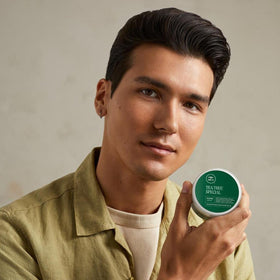 Application de la crème de coiffage Tea Tree sur des cheveux courts