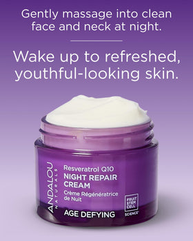 Application de la crème de nuit Andalou Naturals sur le visage
