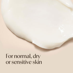 Application de la crème hydratante Aveeno sur le visage