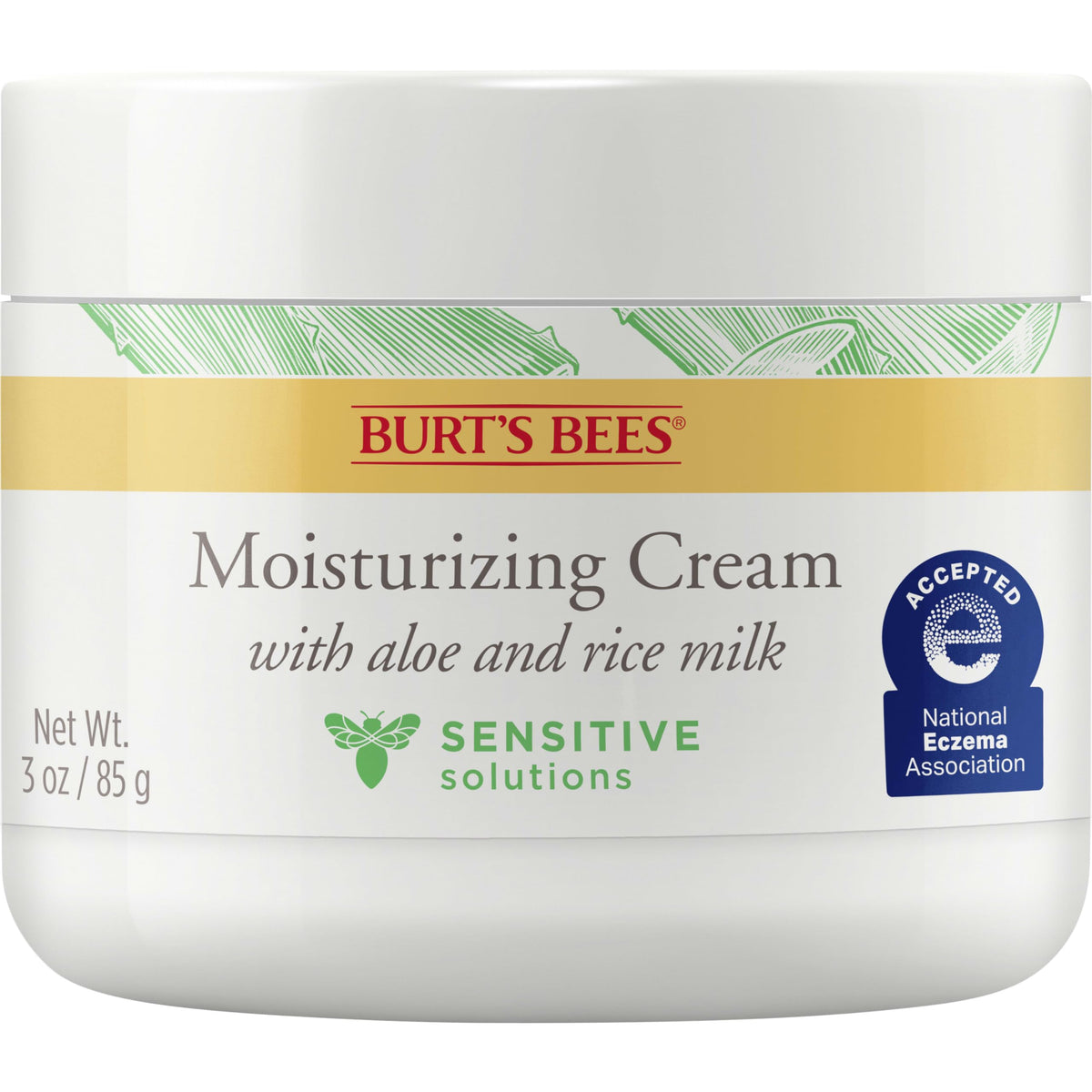 Application de la crème hydratante Sensitive Burt's Bees sur le visage