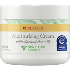 Application de la crème hydratante Sensitive Burt's Bees sur le visage