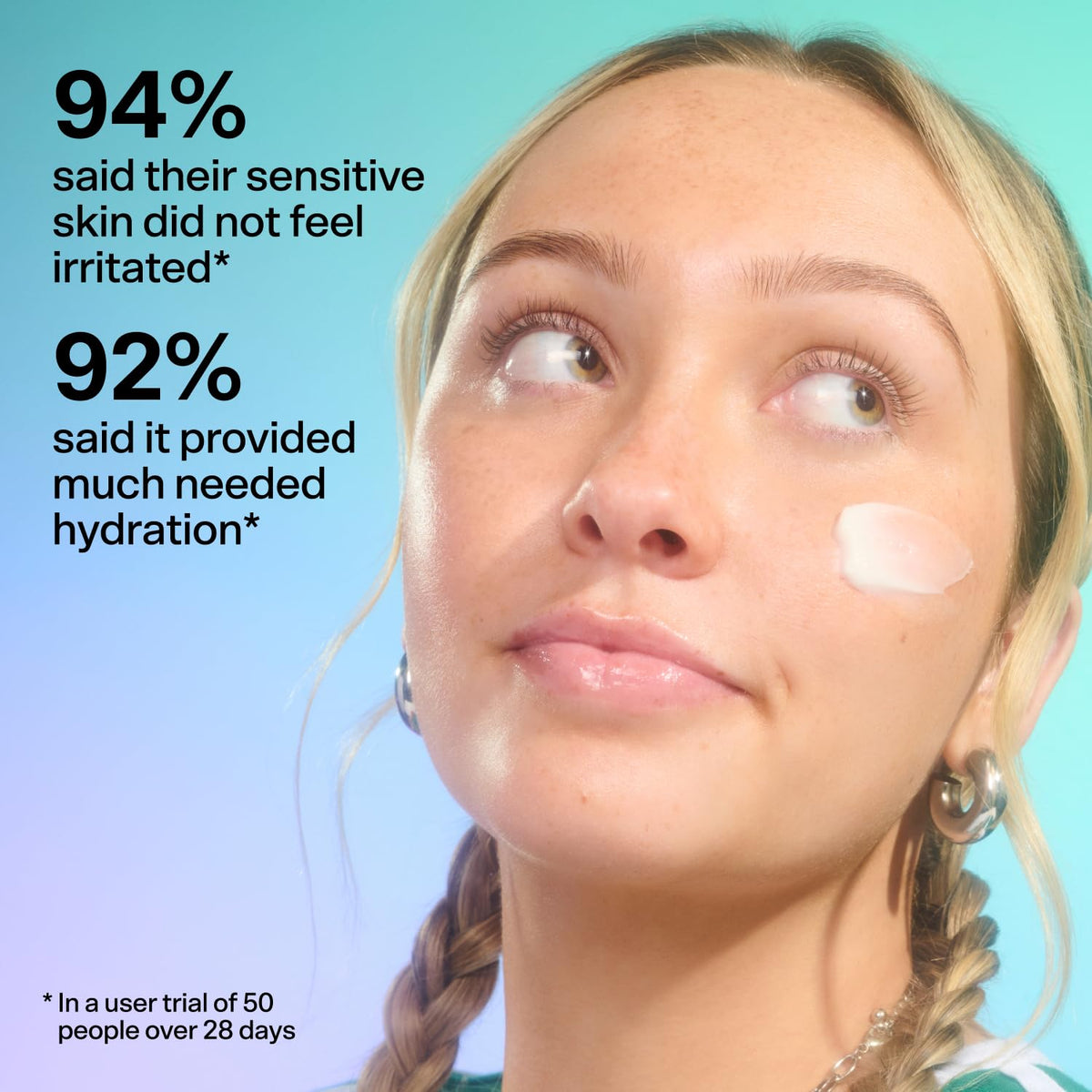 Application de la crème hydratante sur une peau propre