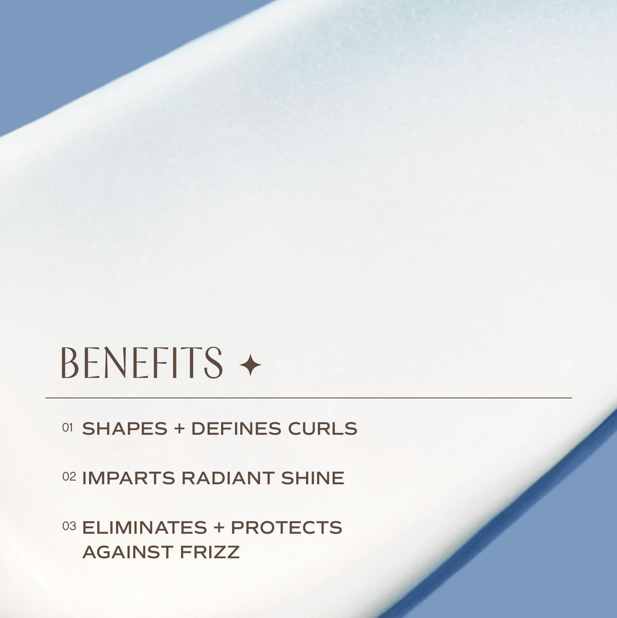 Application de la crème INNERSENSE sur cheveux bouclés