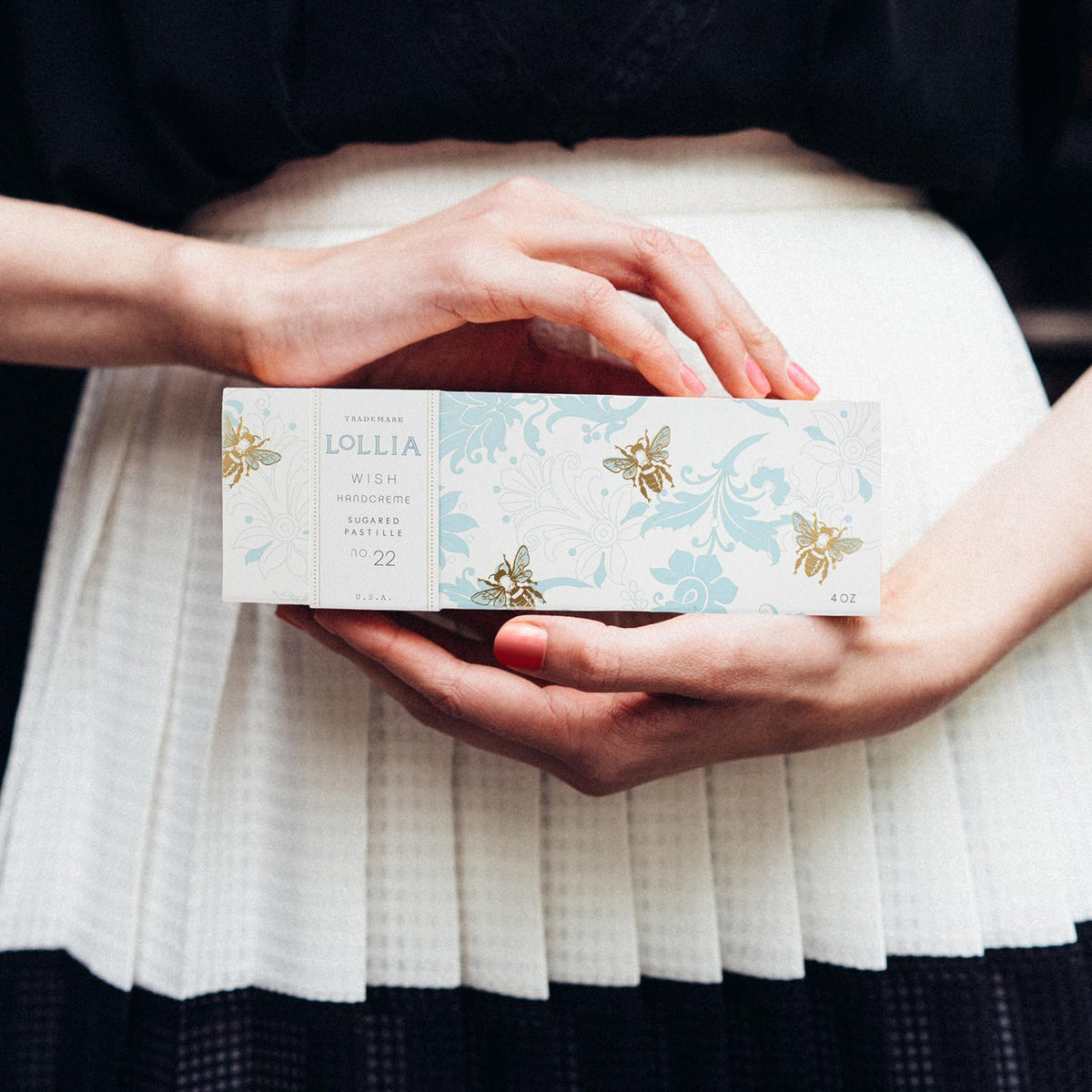 Application de la crème LOLLIA Wish sur des mains propres
