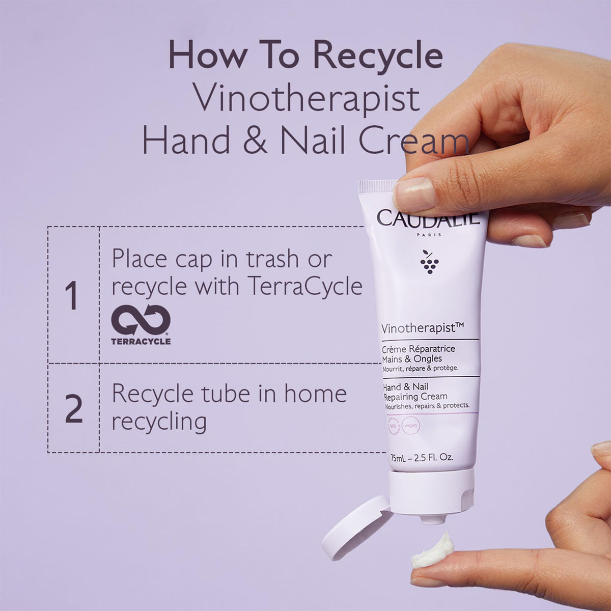 Application de la crème mains et ongles Vinotherapist Caudalie