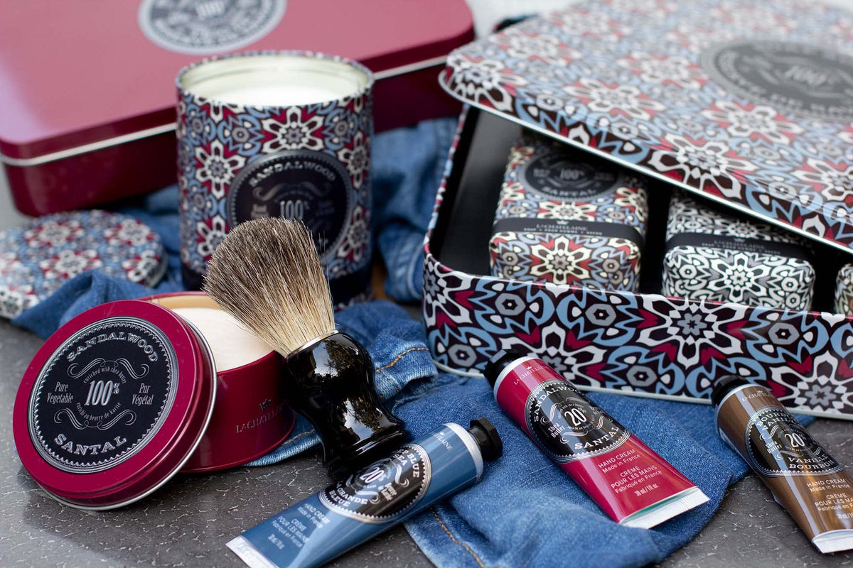 Application de la crème mains La Chatelaine sur la peau