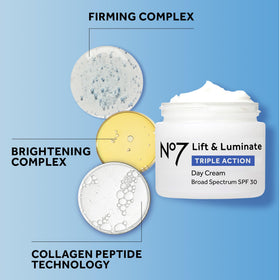 Application de la crème No7 Lift & Luminate sur le visage