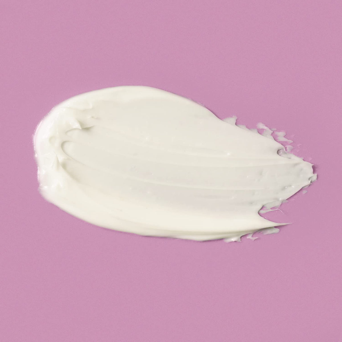 Application de la crème raffermissante sur le visage