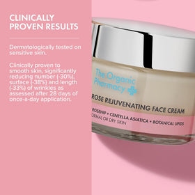 Application de la Crème Réjuvénante à la Rose sur le visage