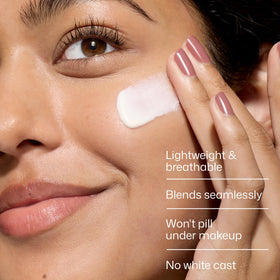 Application de la crème solaire EltaMD sur la peau
