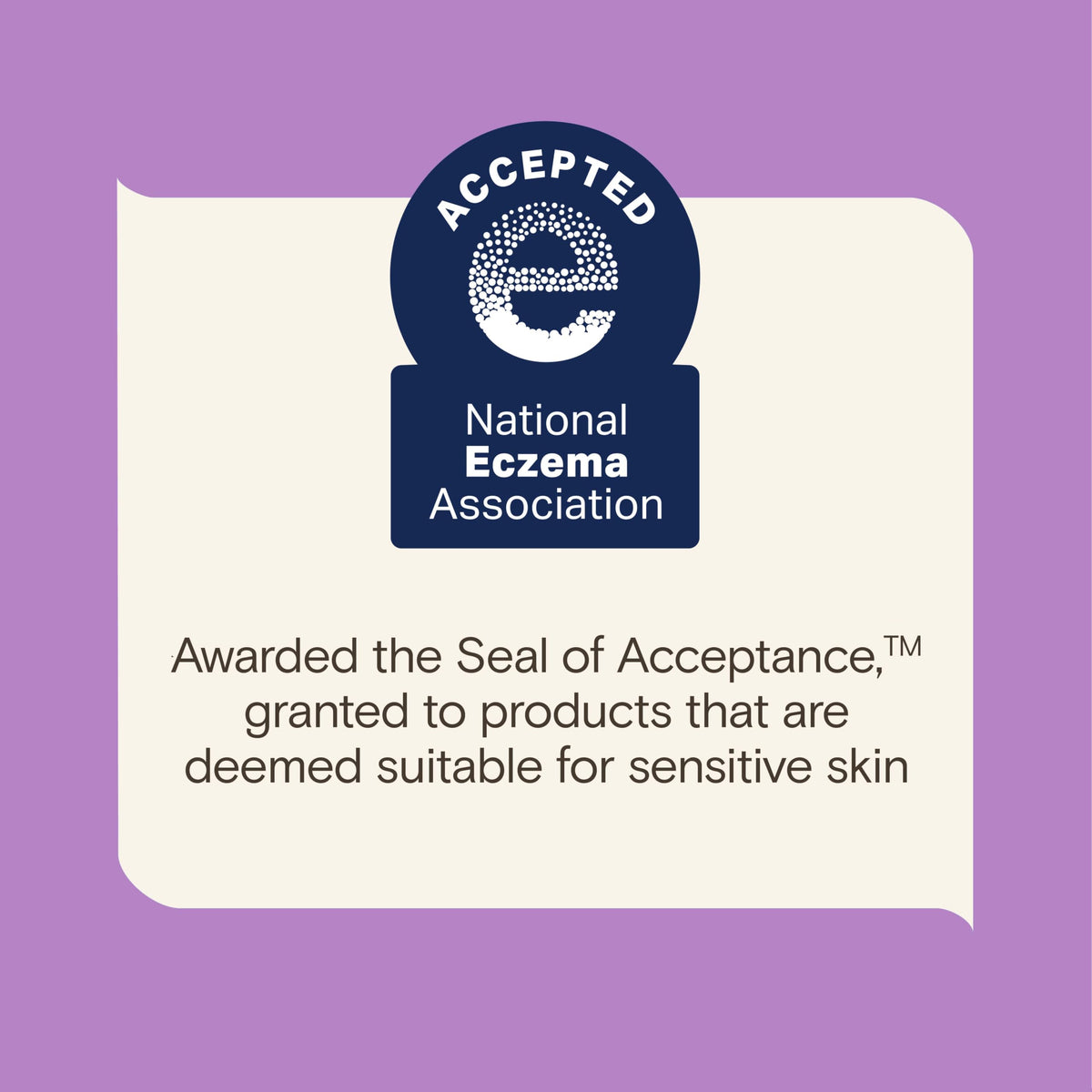 Application de la crème solaire sur la peau d'un bébé