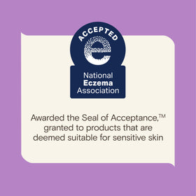 Application de la crème solaire sur la peau d'un bébé