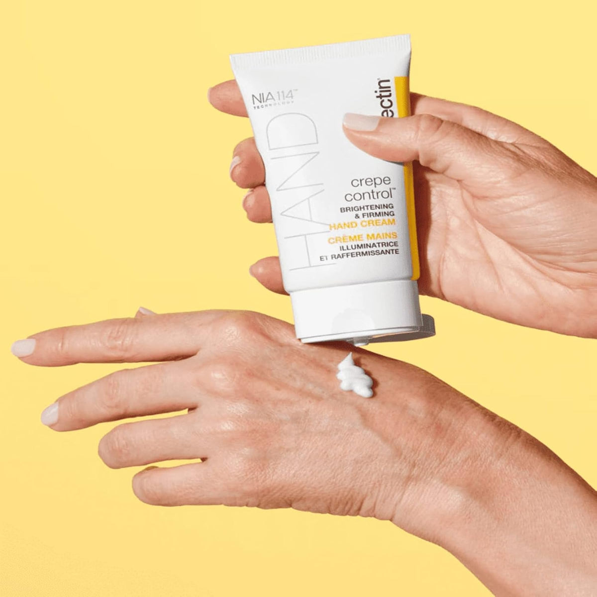 Application de la crème StriVectin sur les mains