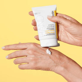 Application de la crème StriVectin sur les mains