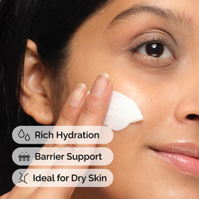 Application de la crème sur le visage