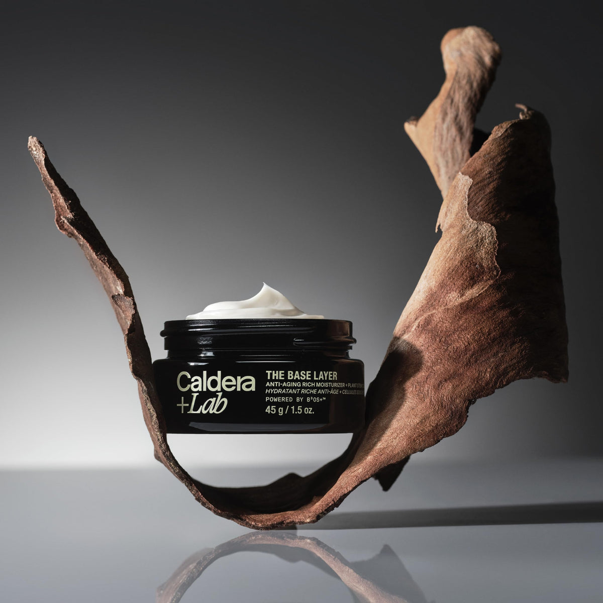 Application de la crème sur le visage