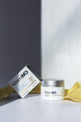 Application de la crème sur le visage