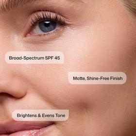 Application de la crème teintée Revision Skincare Intellishade Matte sur la peau