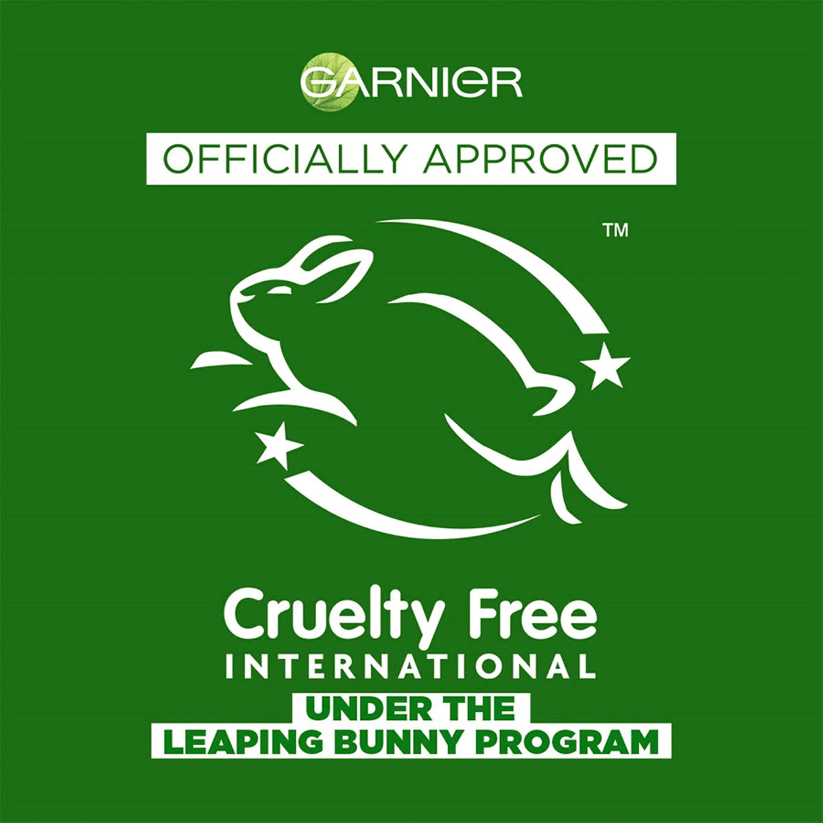 Application de la laque Garnier Fructis sur des cheveux coiffés