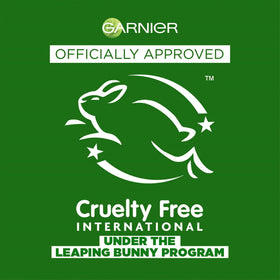 Application de la laque Garnier Fructis sur des cheveux coiffés