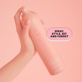 Application de la laque SLEEK HOLD sur cheveux