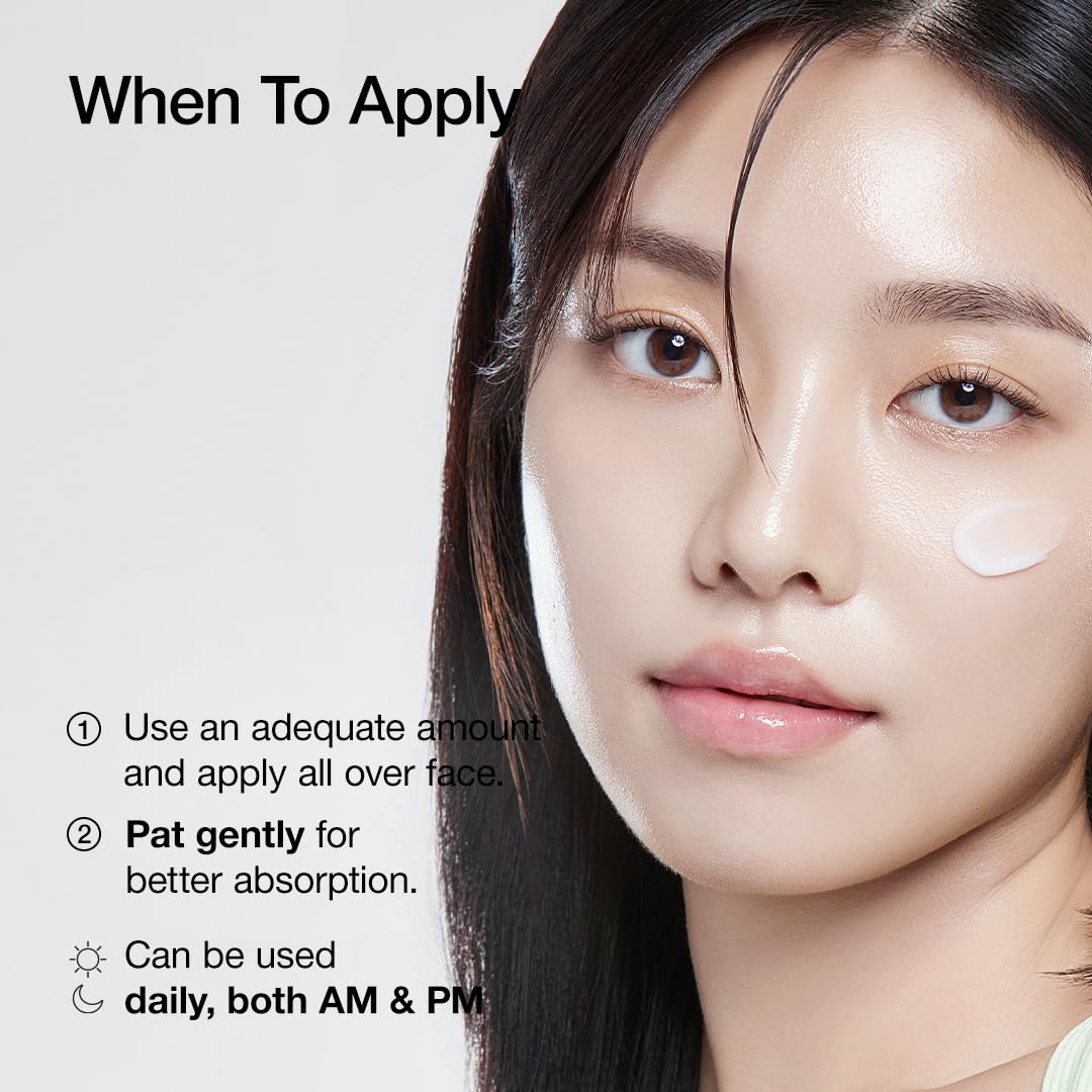 Application de la lotion ANUA sur le visage