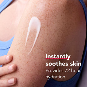 Application de la lotion Aquaphor sur le bras