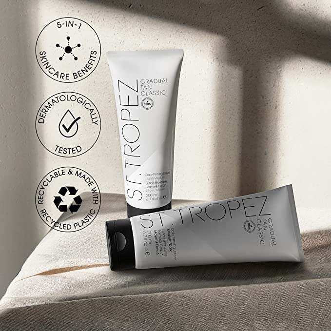 Application de la lotion autobronzante St.Tropez sur la peau