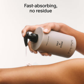 Application de la lotion corps Salt & Stone sur la peau