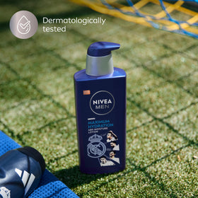 Application de la lotion hydratante NIVEA MEN sur le bras