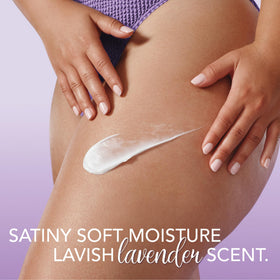 Application de la lotion Jergens sur la peau