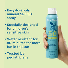 Application de la lotion solaire minérale sur la peau d'un enfant