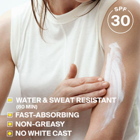 Application de la lotion Supergoop! sur la peau