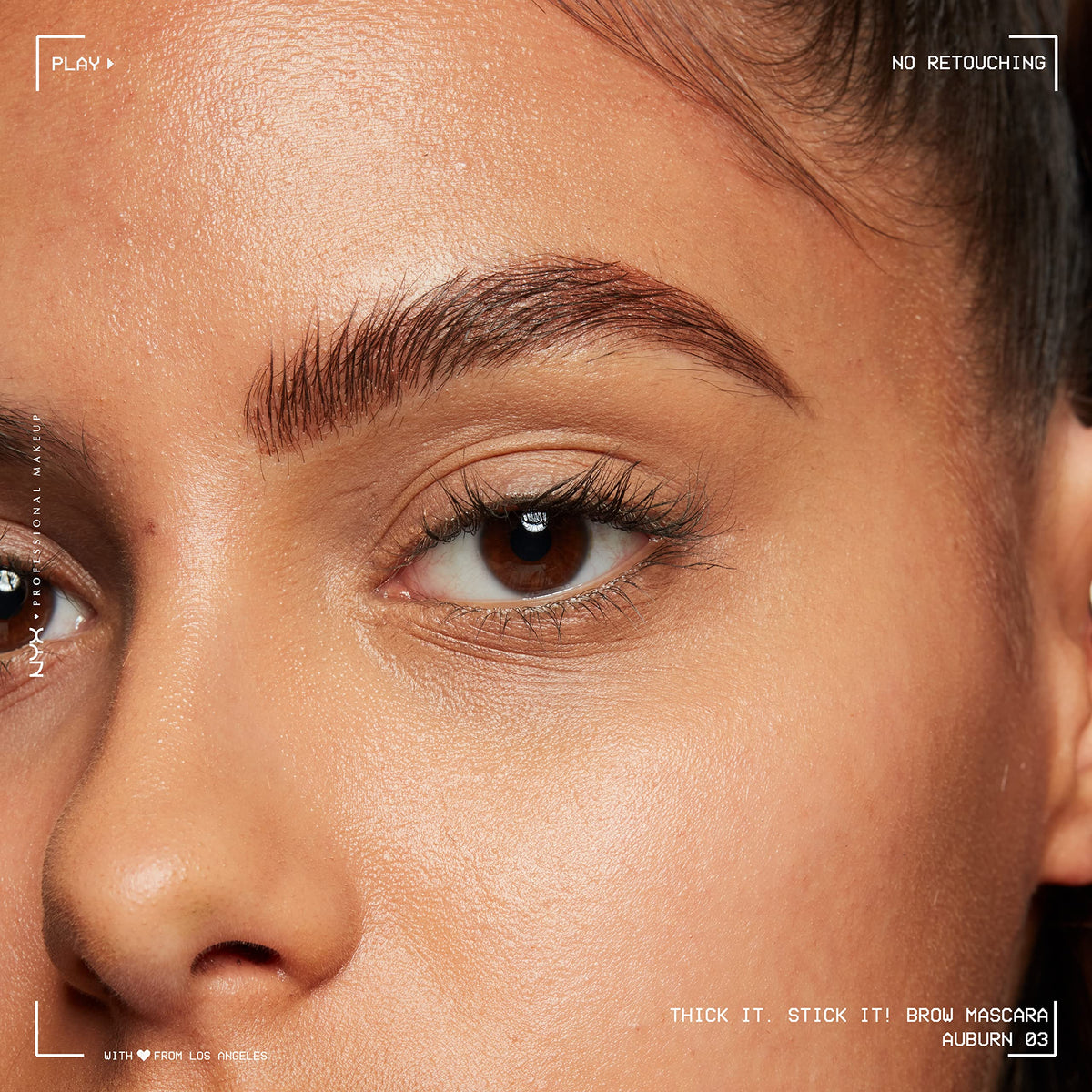 Application de la mascara à sourcils NYX sur des sourcils