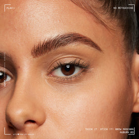 Application de la mascara à sourcils NYX sur des sourcils