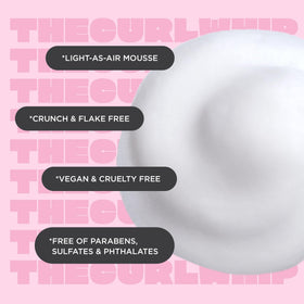 Application de la mousse à curls sur cheveux humides