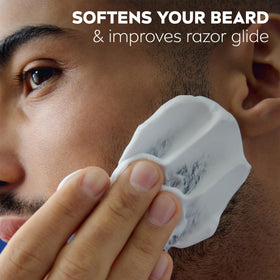 Application de la mousse à raser NIVEA MEN Sensitive sur le visage