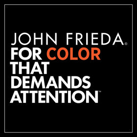 Application de la mousse de couleur John Frieda sur des cheveux