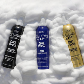 Application de la Mousse Définissante Curl & Twist sur des cheveux bouclés