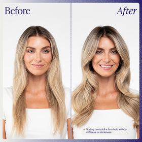 Application de la mousse Kenra sur des cheveux bouclés