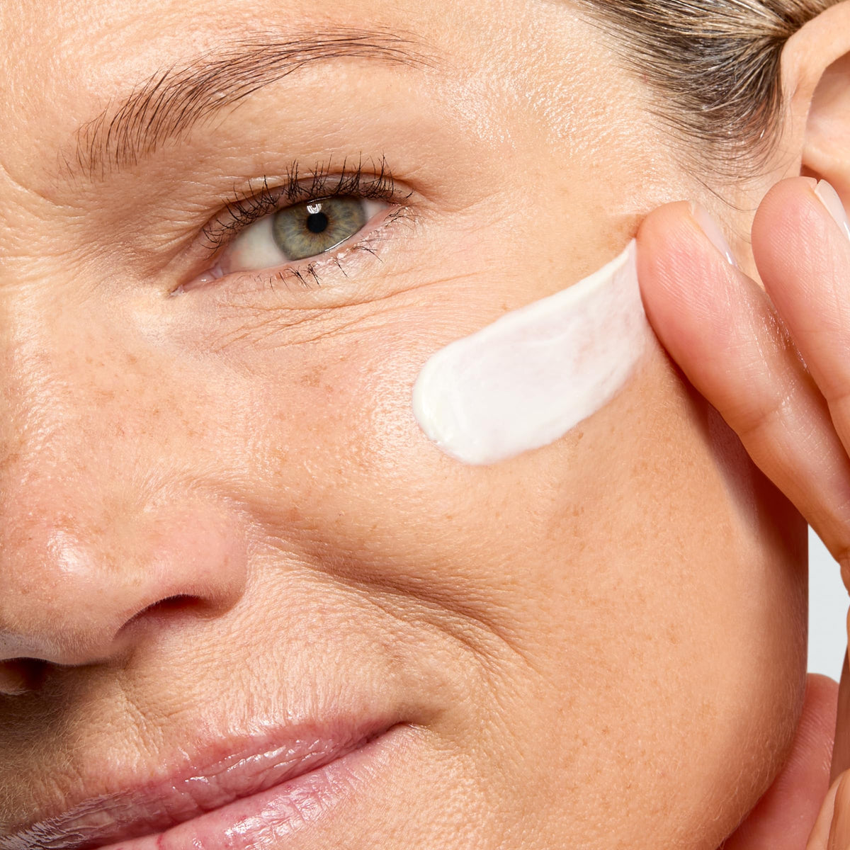 Application de la No7 Crème Visage sur la peau