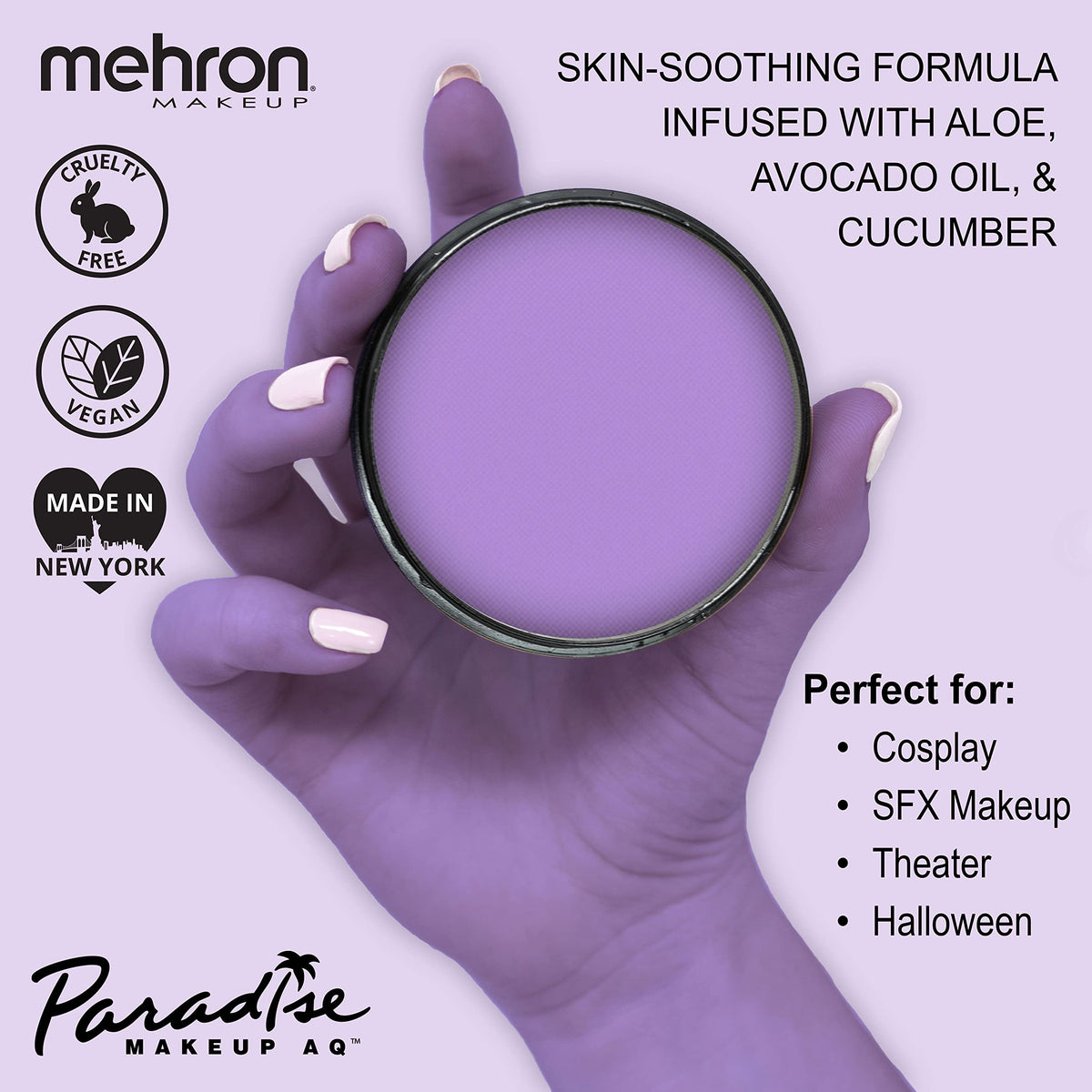 Application de la peinture corporelle Mehron Paradise AQ Violet sur le visage