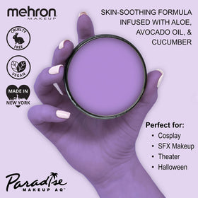 Application de la peinture corporelle Mehron Paradise AQ Violet sur le visage