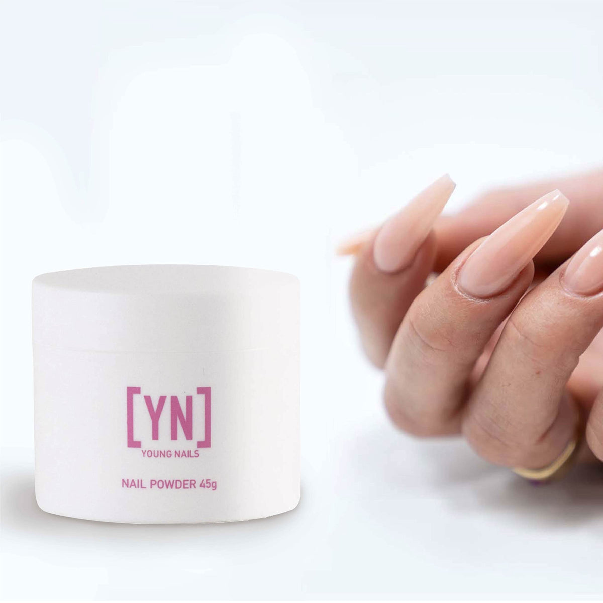 Application de la poudre acrylique claire Young Nails sur les ongles