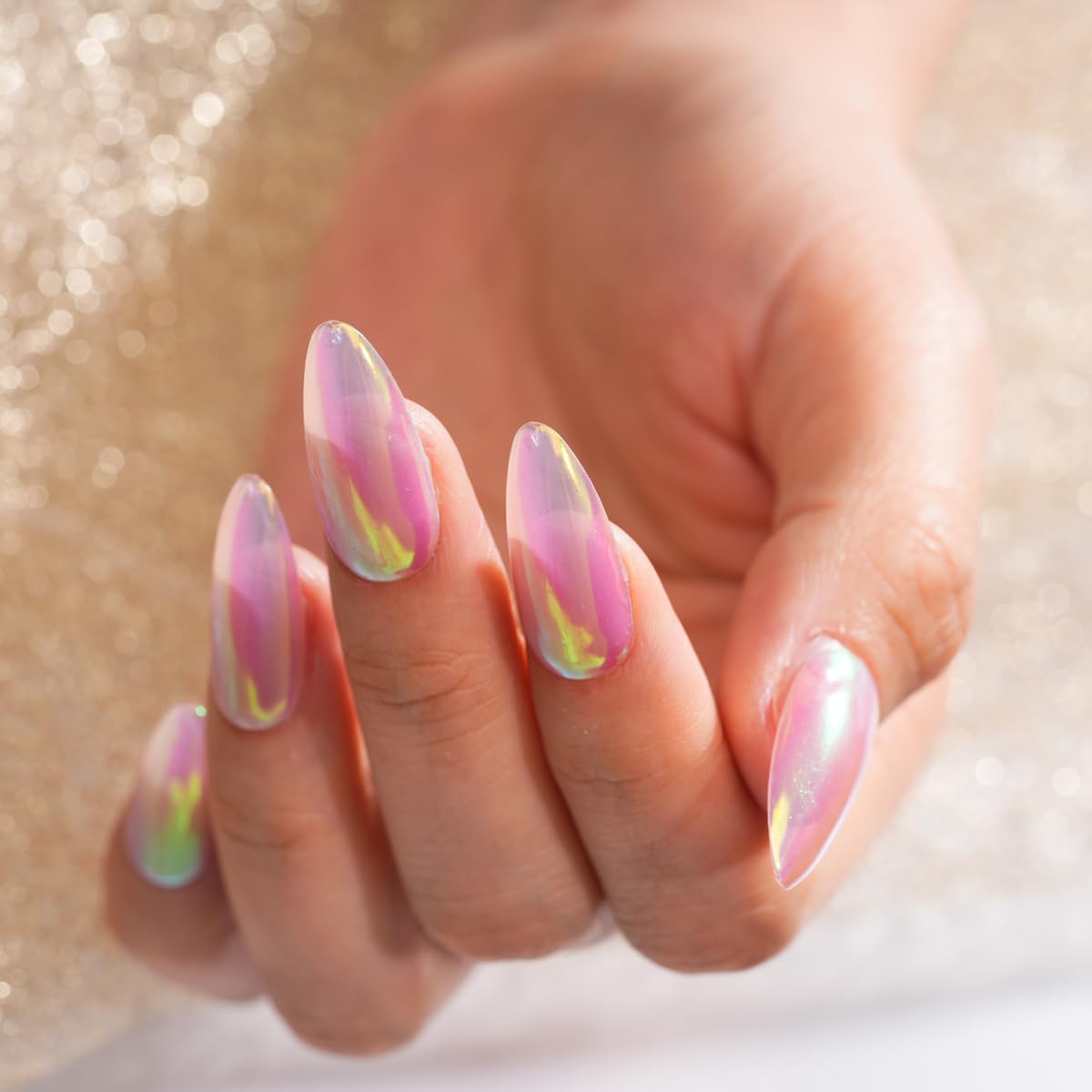 Application de la poudre chromée licorne sur des ongles