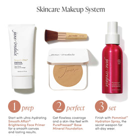 Application de la poudre minérale jane iredale PurePressed Base recharge sur le visage