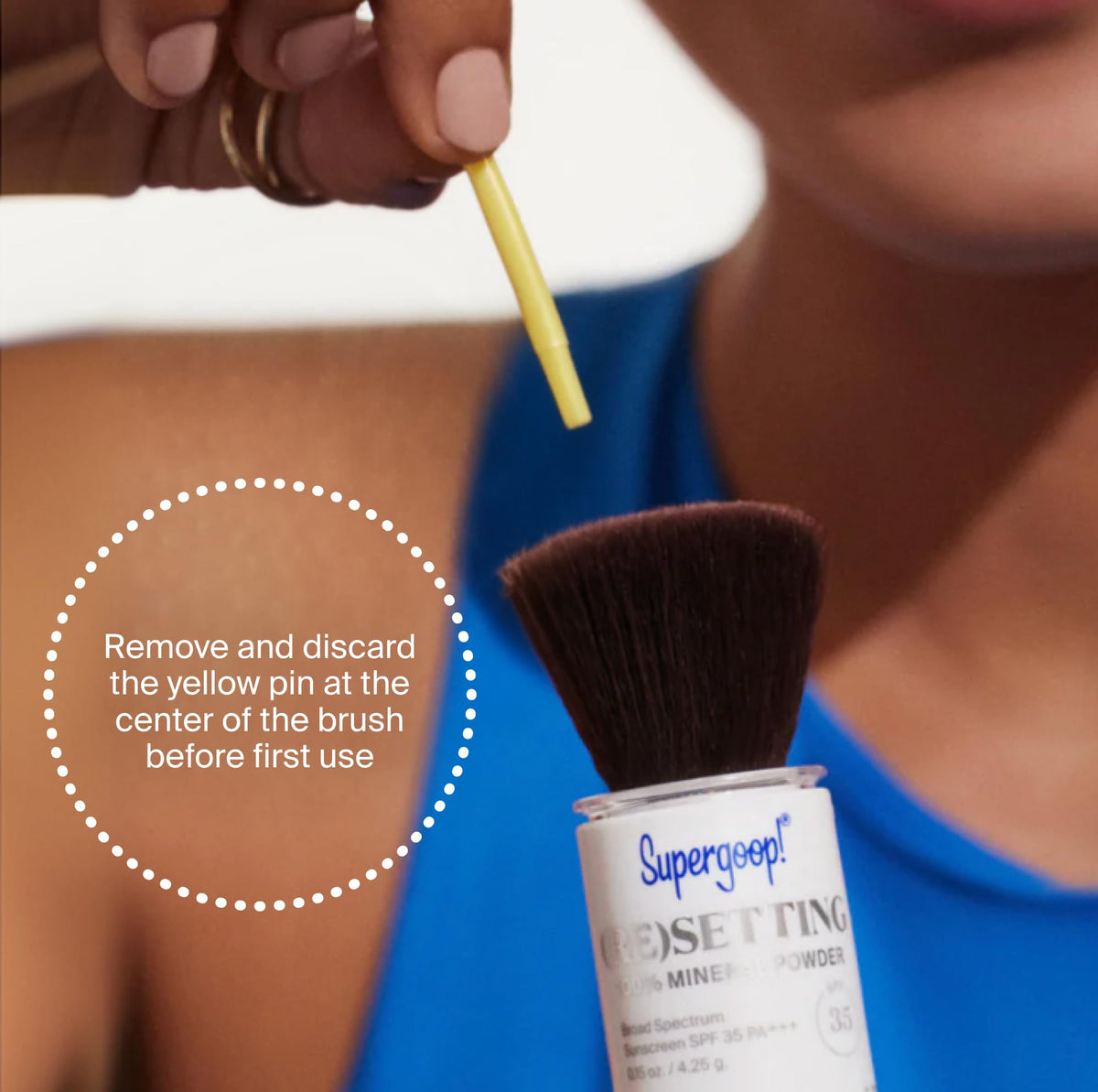 Application de la poudre Supergoop! sur le visage